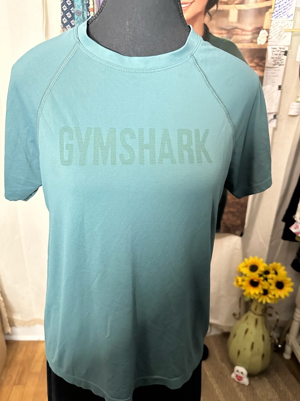 Gymshark Green Performance Tee S/M preloved ~photo makes it look lighter